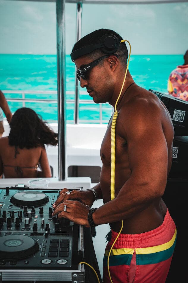 Deeplomatic Party Boat — foto 4 de 5